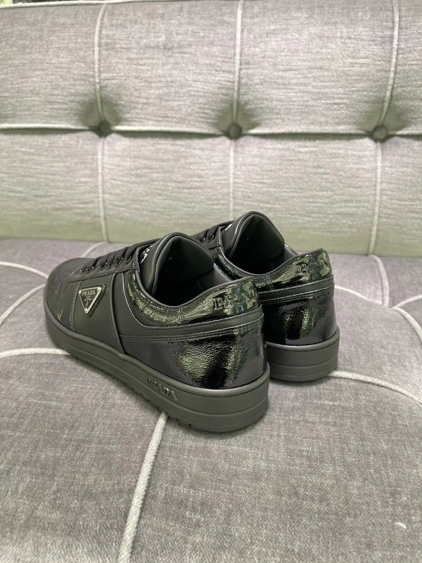 P380 Yuan 38-45 Prada Prada’s new men’s leather sports shoes, the highest version on the market, any comparison is welcome🆚! The original leather has excellent texture and is super high-end! Fetal sheep net lining imported from Italy, removable pad! Luxurious materials and fine workmanship, highly recommended!